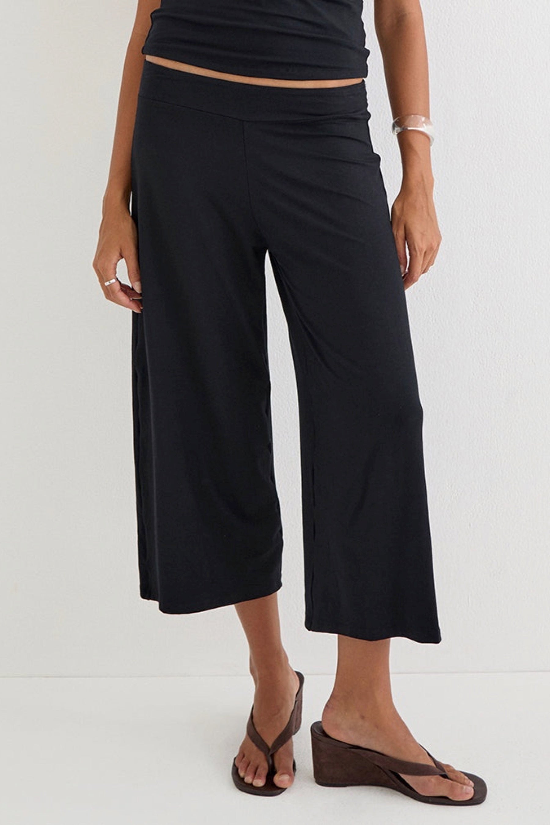 ELSKE-TOP-W-STUDS-BLACK-ANO-CAPRI-TROUSER-R-JRY-BLACK-50958.jpg