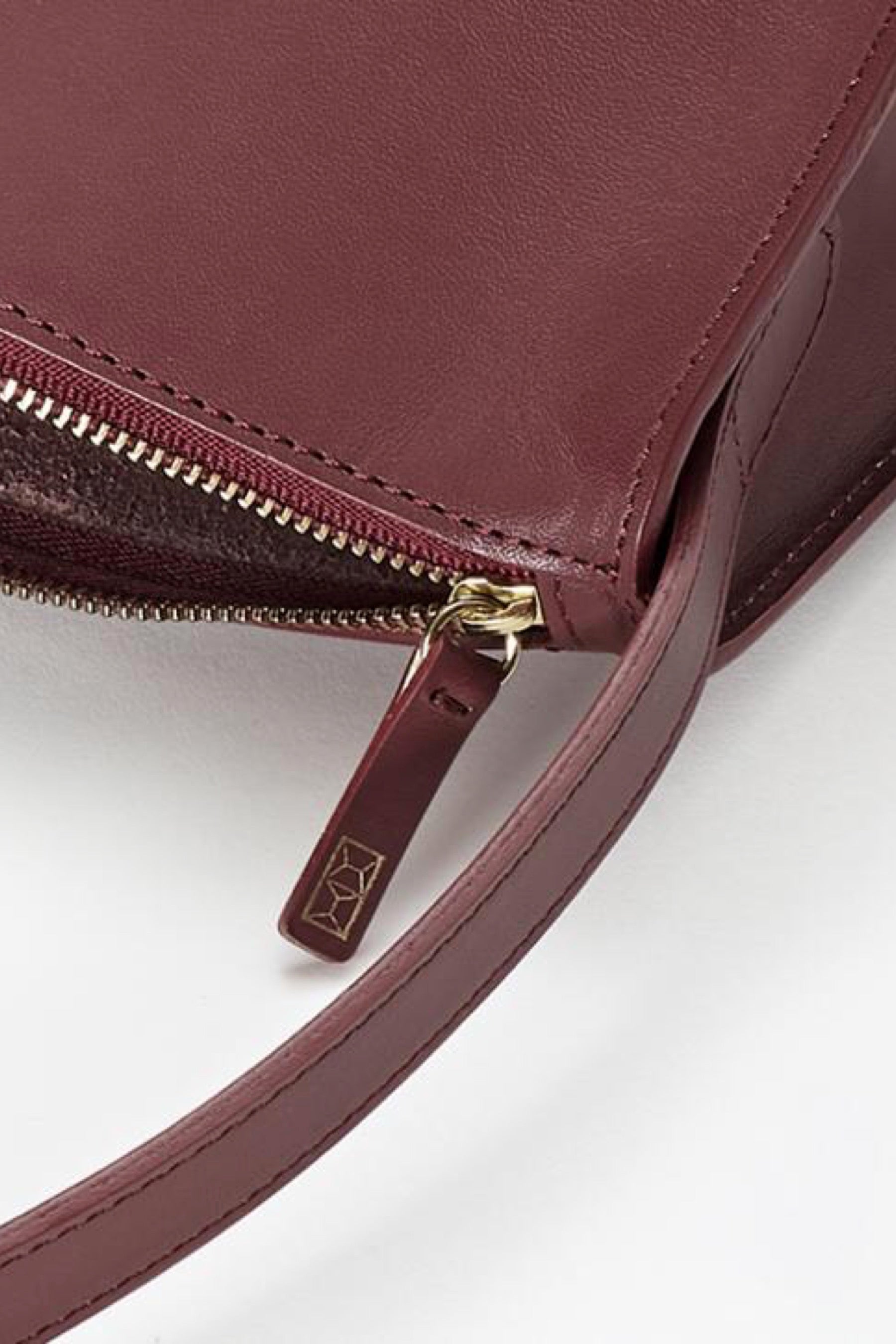 Barbera Hug Shoulder Bag