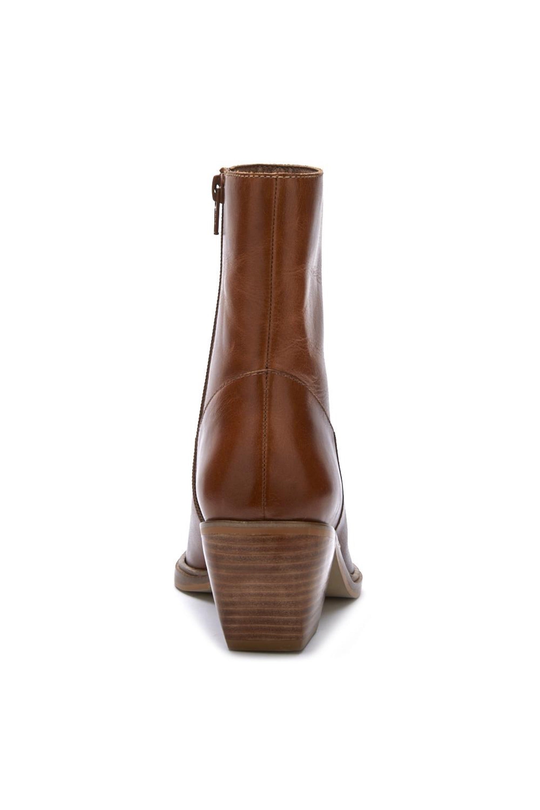Tan Ezra Boot