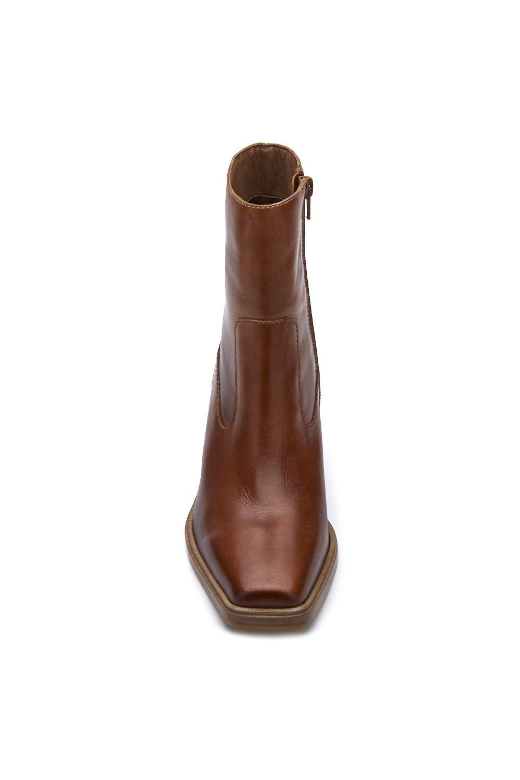 Tan Ezra Boot
