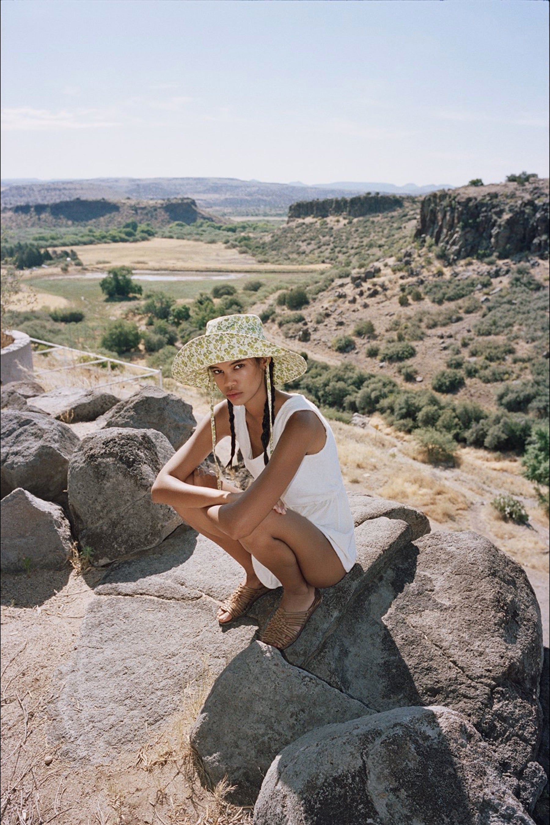 Ivy Bloom Holiday Bucket