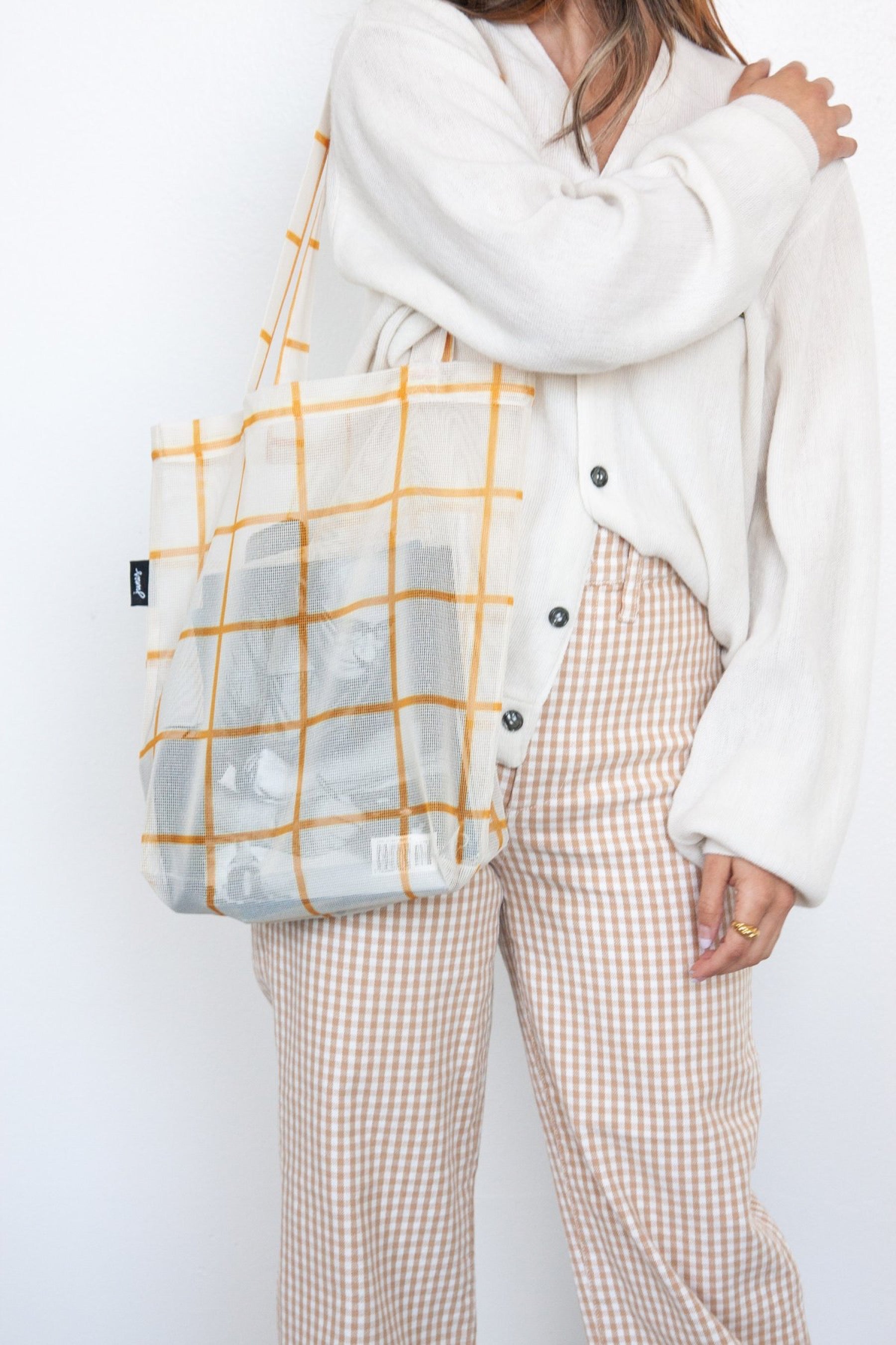 JUNES_bioknit_gold-grid_market_model_1800x1800_6fa4e59c-9511-4841-b05e-4df66cd222fe.jpg
