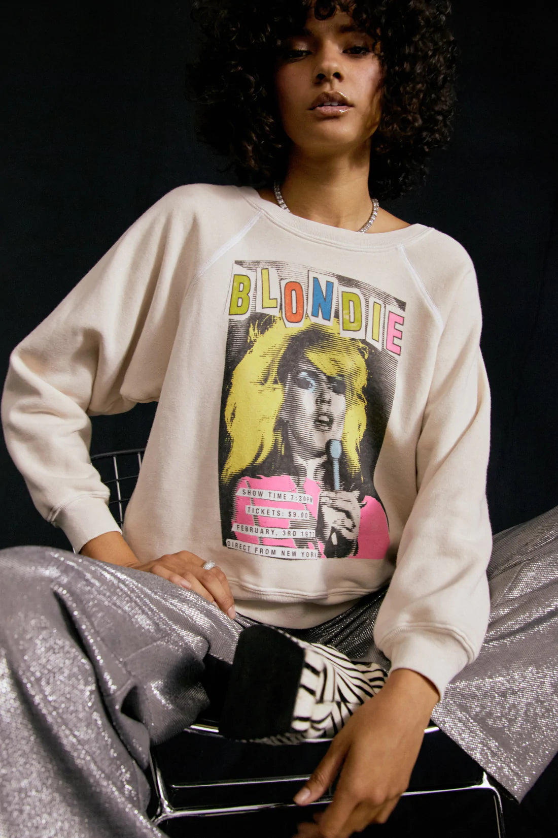 S633BLO761-DRWHT_BLONDIESHOWTIMERAGLANCREW_EDITORIALCROPPED_2_1100x_dfa90a80-5198-44c3-8c67-25c7f062da65.webp