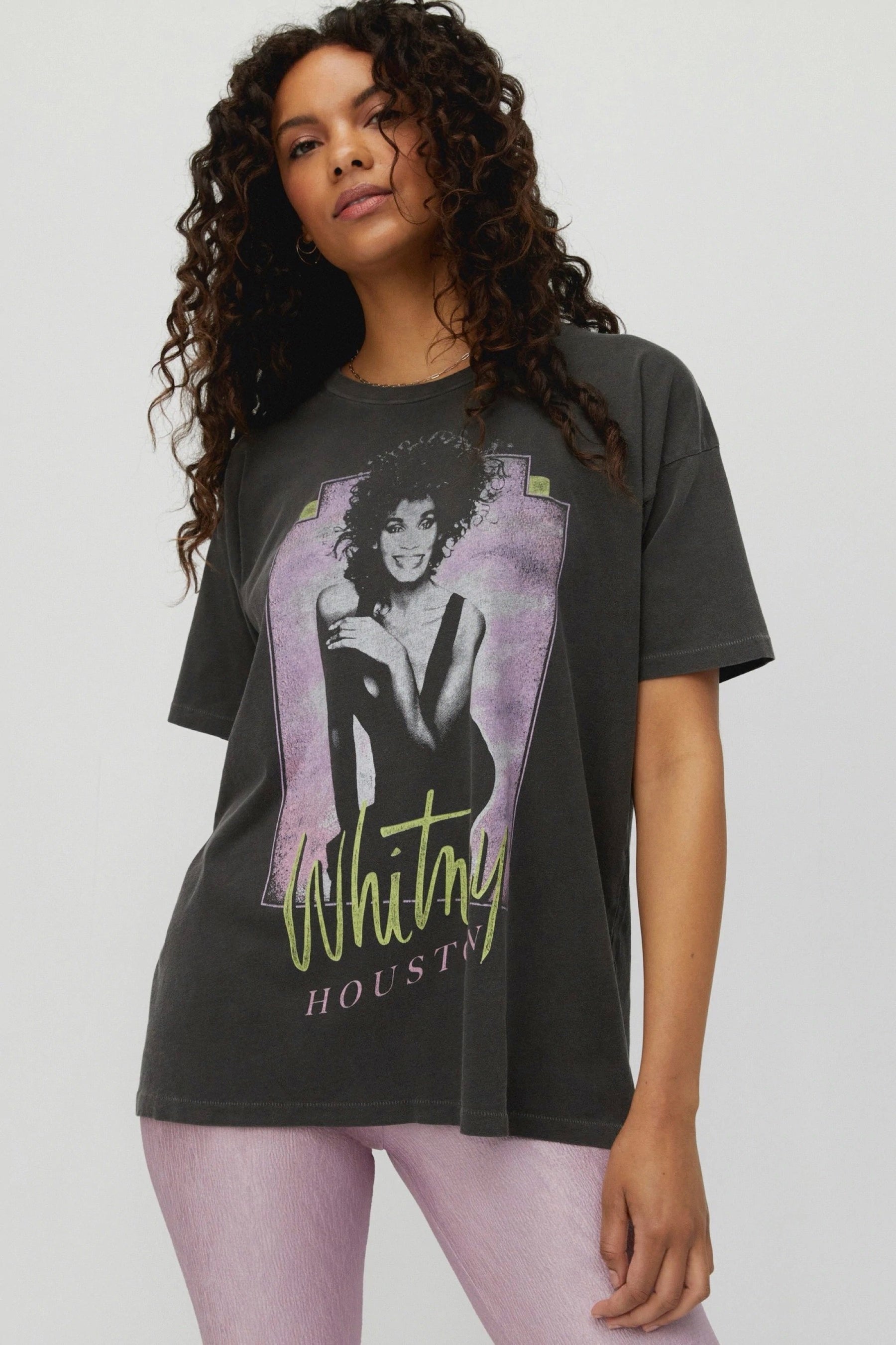 T1562WHT610-PGBLK_WHITNEYHOUSTON.jpg