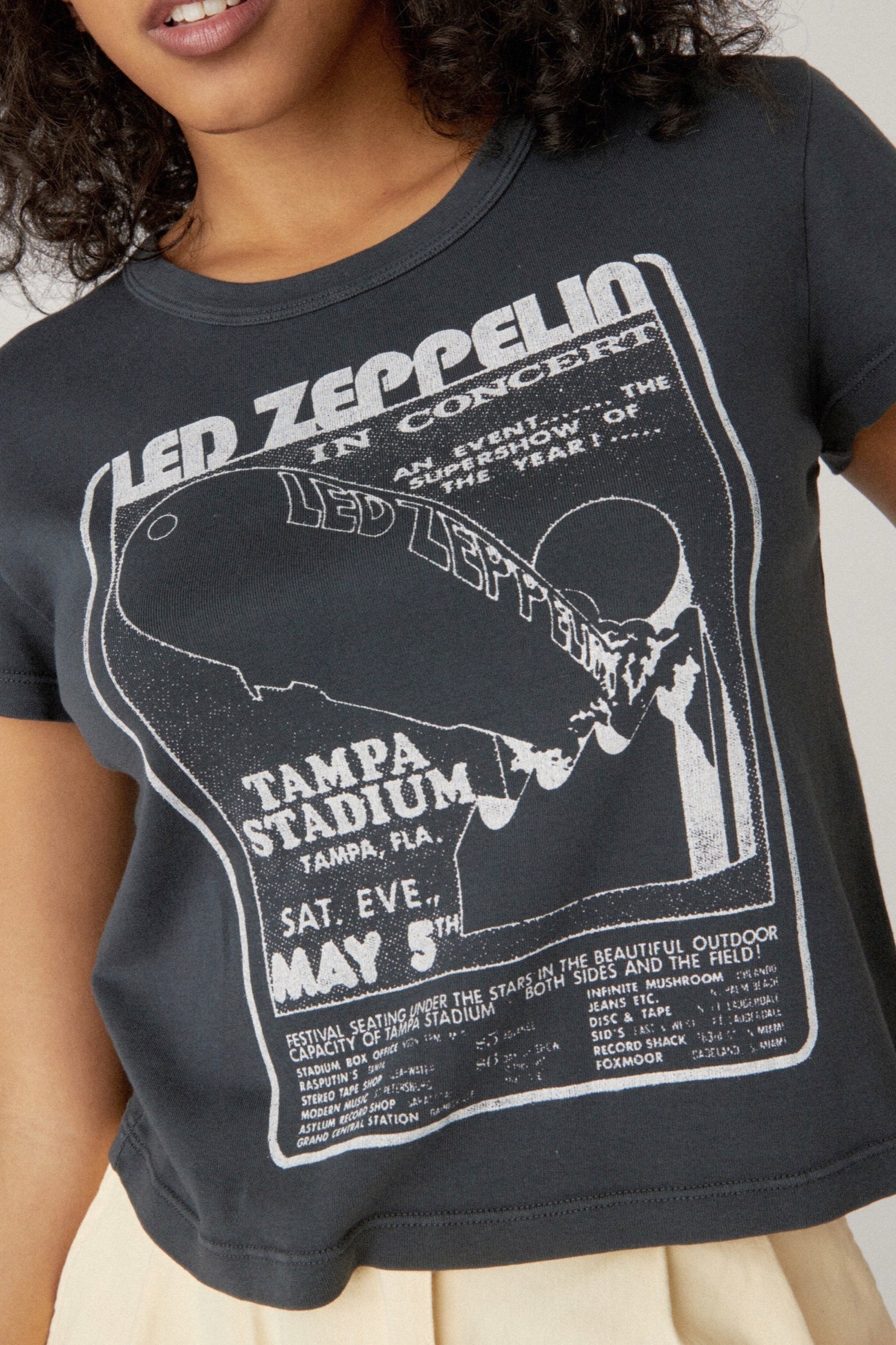 T1568LED693E-VNBLK-_LEDZEPPELININCONCERTSHRUNKENTEE_ECOMMCROPPED_10_2890x_6a4be381-9cb5-4e62-9d4c-f2f7954d8868.jpg