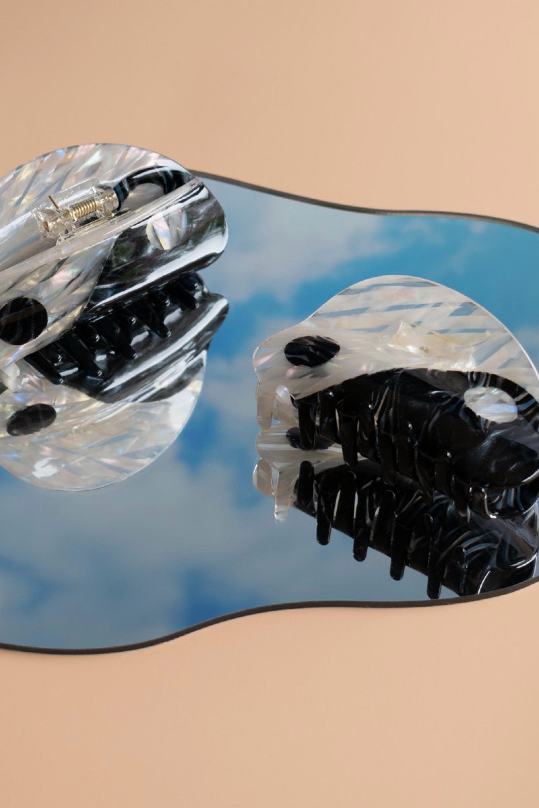 Large Iridescent Yin Yang Claw